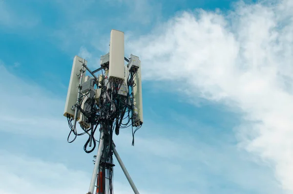 Antena Parabólica Sobre Fondo Azul Cielo —  Fotos de Stock