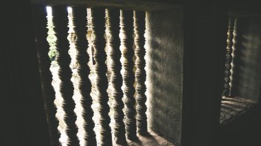En ünlü ziyaret anıtlarından biri üzerinde büyüyen büyük ağaç kökü - Ta Prohm Tapınağı, aynı zamanda Rajaviharain veya 'Jungle Temple' olarak bilinen, doğa ve mimari arasındaki savaşı gösteren. (Angkor Wat, Unesco, Siem Reap, Kamboçya)