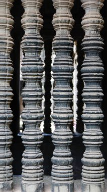 En ünlü ziyaret anıtlarından biri üzerinde büyüyen büyük ağaç kökü - Ta Prohm Tapınağı, aynı zamanda Rajaviharain veya 'Jungle Temple' olarak bilinen, doğa ve mimari arasındaki savaşı gösteren. (Angkor Wat, Unesco, Siem Reap, Kamboçya)