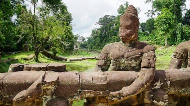 En ünlü ziyaret anıtlarından biri üzerinde büyüyen büyük ağaç kökü - Ta Prohm Tapınağı, aynı zamanda Rajaviharain veya 'Jungle Temple' olarak bilinen, doğa ve mimari arasındaki savaşı gösteren. (Angkor Wat, Unesco Dünya Mirası Listesi, Siem Reap)