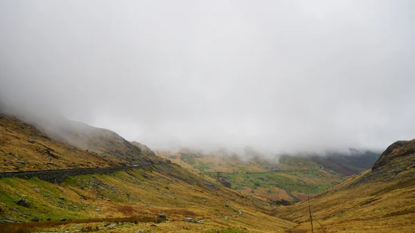 Vista Deslumbrante Montanha Topo Vendo Lago Vale Acidentado Céus Temperados — Fotografia de Stock