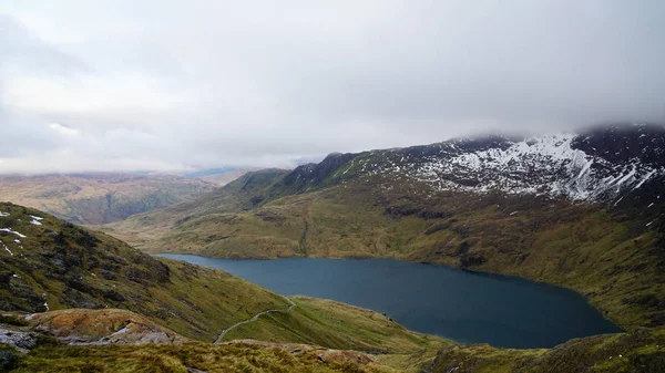 Vista Deslumbrante Montanha Topo Vendo Lago Vale Acidentado Céus Temperados — Fotografia de Stock