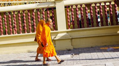 Phnom Penh, Kamboçya - Ağustos 2016: Kraliyet Sarayı'nın önünde yürüyen turuncu cüppeli iki keşiş.