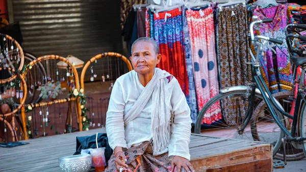 Phnom Penh Cambodia August 2016 Old Cambodian Woman Sitting Street — Stock Photo, Image