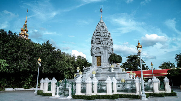 Мраморная ступа-башня (представляющая короля Сурамарита и королеву Коссомак), расположенная на внешней территории рядом с Серебряной пагодой в Королевском дворце. (Пномпень, Камбоджа
)