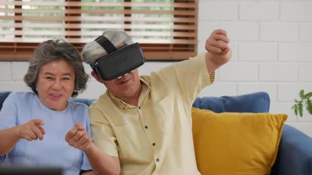 Sonriente Asiático Senior Pareja Jugando Juego Divertirse Casa Utilizando Realidad — Vídeo de stock