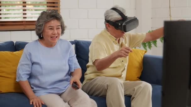 Sonriente Asiático Senior Pareja Jugando Juego Divertirse Casa Utilizando Realidad — Vídeo de stock