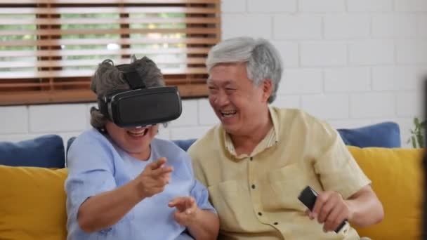Усміхнена Азіатська Старша Пара Грає Гру Розважаючись Вдома Використовуючи Віртуальну — стокове відео