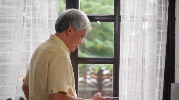 Portret Starszy Asian Mężczyzna Rozmowa Smartphone Szczęśliwy Uśmiechnięty Obok Okno — Wideo stockowe