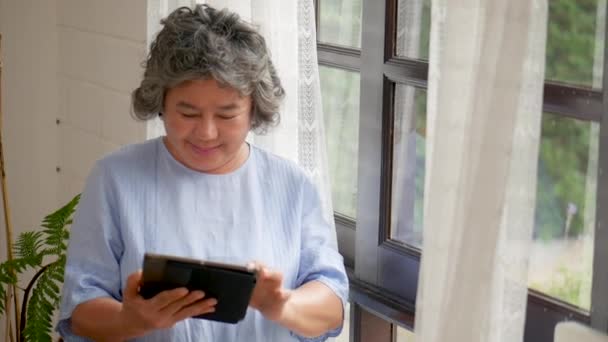 Portrait Asian Senior Woman Using Tablet Searching Online Shopping Berbagi — Stok Video