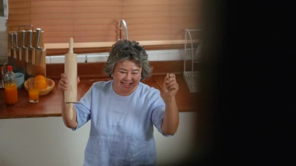 Retrato Senior Asiático Mujer Bailando Cocina Casa — Vídeos de Stock