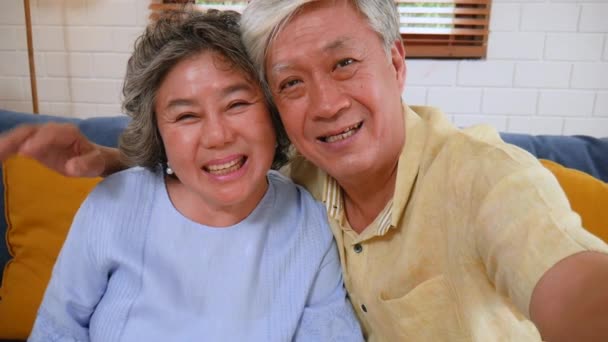 Asiatiska Senior Par Som Har Videochatt Med Smartphone Dela Sociala — Stockvideo