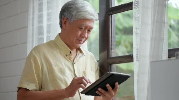 Retrato Asiático Hombre Mayor Utilizando Tableta Búsqueda Línea Compras Compartir — Vídeo de stock