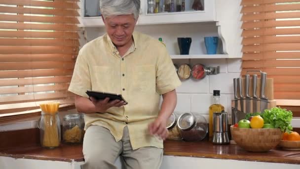 Портрет Азиатский Старший Человек Помощью Планшета Поиска Интернете Покупки Совместное — стоковое видео