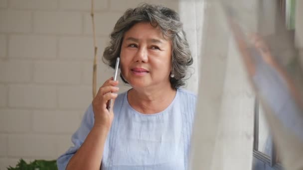 Retrato Senior Asiático Mujer Hablando Smartphone Lado Ventana Casa — Vídeos de Stock