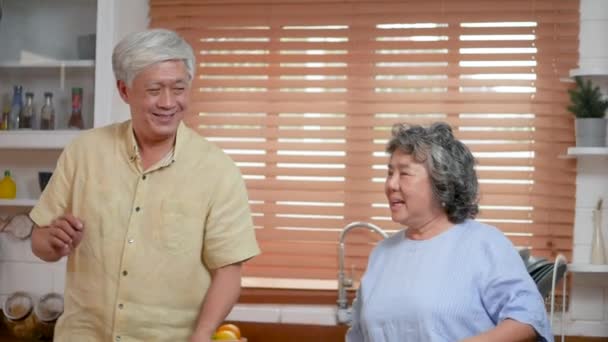 Asiática Senior Pareja Bailando Cocina Casa — Vídeo de stock