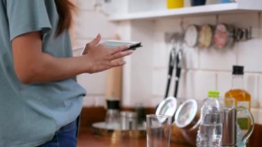 Tablet kullanarak Asyalı genç kadının elini kapatın. teknoloji, sosyal ağ, evde iletişim kavramı.