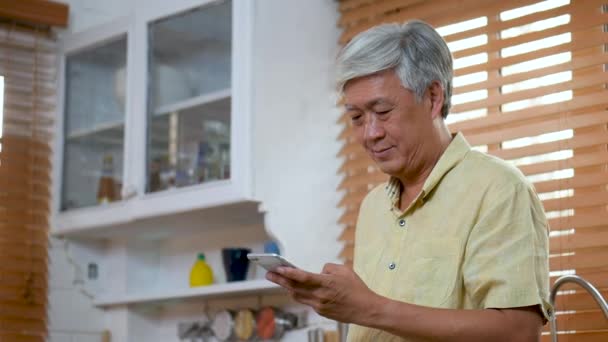 Retrato Hombre Asiático Senior Utilizando Teléfono Inteligente Feliz Sonriente Cocina — Vídeos de Stock