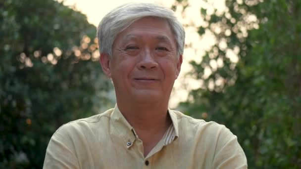 Retrato Sênior Asiático Homem Sorrindo Olha Para Câmera Natureza Rosto — Vídeo de Stock
