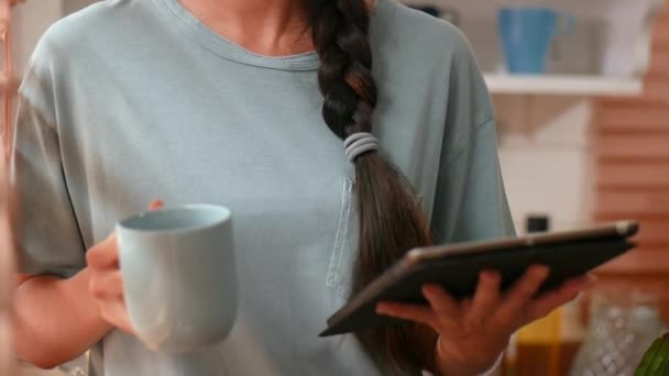 Jovem Mulher Asiática Usando Tablet Lado Janela Cozinha Casa Beber — Vídeo de Stock