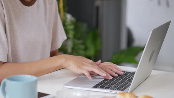 Cerca Mujer Asiática Trabajando Casa Tecleando Teclado Utilizando Ordenador Portátil — Vídeos de Stock