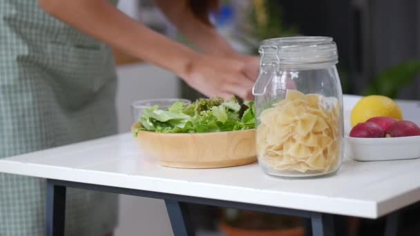 サラダ イチゴを作るためのアジアの女性の食材をクローズアップ自宅のキッチンで健康的な朝食を調理 — ストック動画