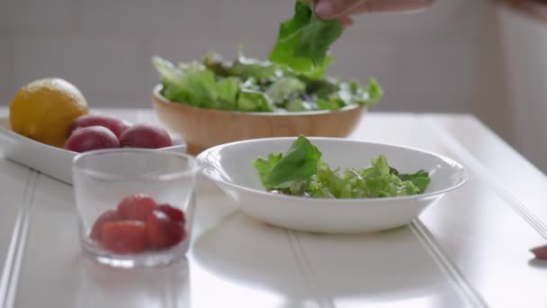 집에서 부엌에서 건강한 식사를 만들기위한 아시아 재료를 닫습니다 — 비디오