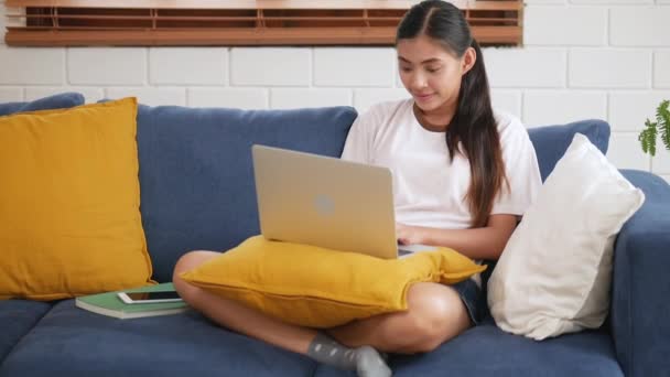 Joven Asiático Feliz Mujer Relajante Casa Usando Portátil Sofá Sala — Vídeo de stock