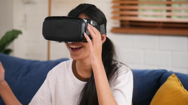 Portrait Jeune Femme Asiatique Utilisant Casque Réalité Virtuelle Dans Salon — Video