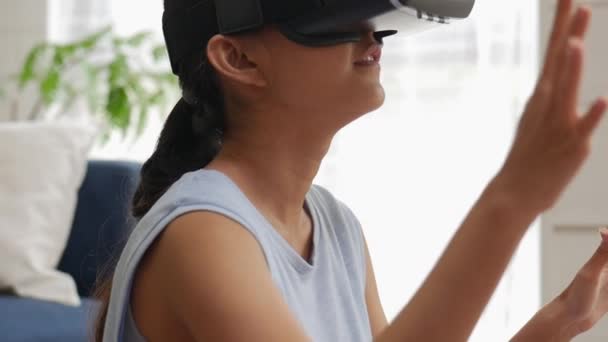 Retrato Una Joven Asiática Usando Casco Realidad Virtual Sala Estar — Vídeo de stock