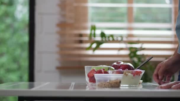 特写亚洲妇女成分 使草莓冰沙烹饪一个健康的早餐在厨房在家里 高角度拍摄 — 图库视频影像