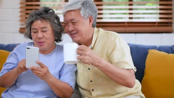 Ασιατικό Ζευγάρι Ηλικιωμένων Που Βιντεοσυνομιλία Χρησιμοποιώντας Smartphone Ανταλλαγή Επικοινωνίας Μέσα — Αρχείο Βίντεο