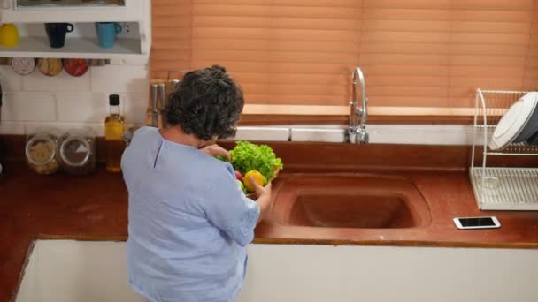 Asiática Senior Pareja Cocinar Frutas Comida Saludable Cocina Casa — Vídeos de Stock