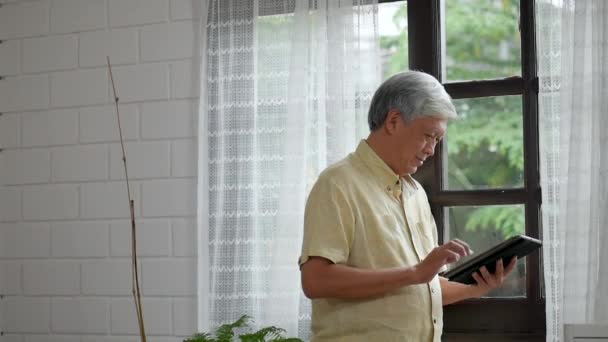 Retrato Asiático Hombre Mayor Utilizando Tableta Búsqueda Línea Compras Compartir — Vídeos de Stock