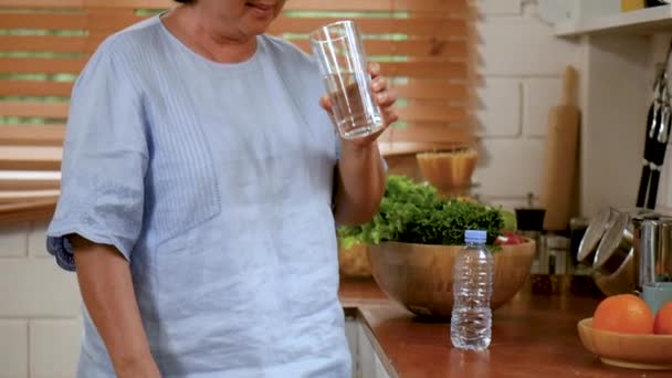 Portret Senior Aziatische Vrouw Drinken Water Keuken Thuis — Stockvideo