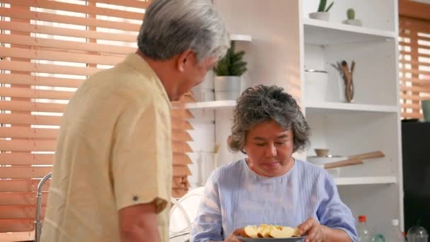 Asiática Senior Pareja Comer Manzana Fruta Saludable Comida Cocina Casa — Vídeos de Stock