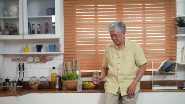 Portrait Senior Asiatique Homme Potable Eau Dans Cuisine Maison — Video