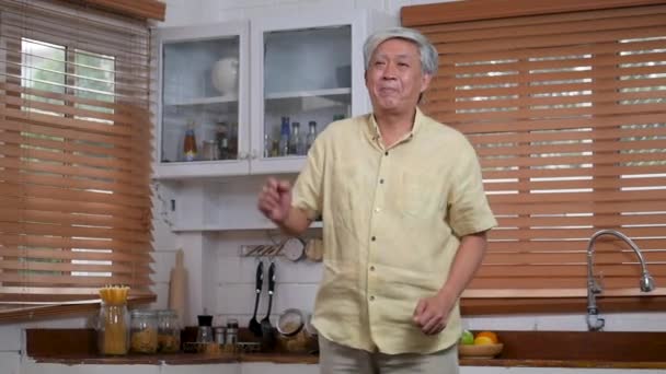 Portré Ázsiai Senior Férfi Boldog Mosolygó Tánc Főzés Konyhában Otthon — Stock videók