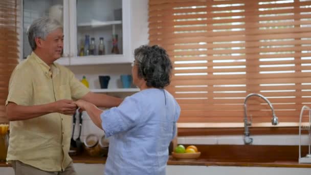 Азиатские Пожилые Пары Танцуют Готовят Дома Кухне — стоковое видео