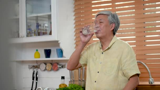 Portrét Senior Asijského Muže Pitnou Vodou Kuchyni Doma — Stock video