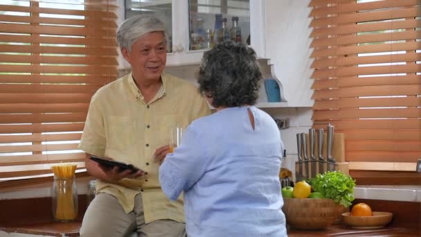 Asiática Pareja Mayor Beber Jugo Naranja Comida Saludable Uso Tableta — Vídeo de stock