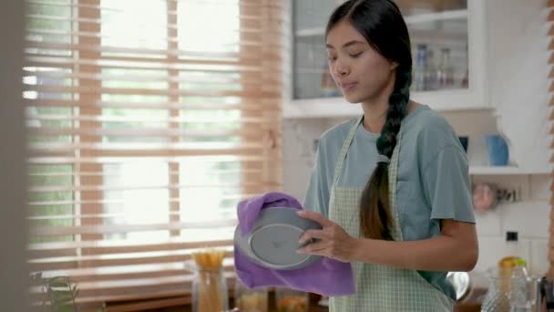 Jonge Aziatische Vrouw Vegen Servies Met Katoenen Handdoek Keuken Thuis — Stockvideo