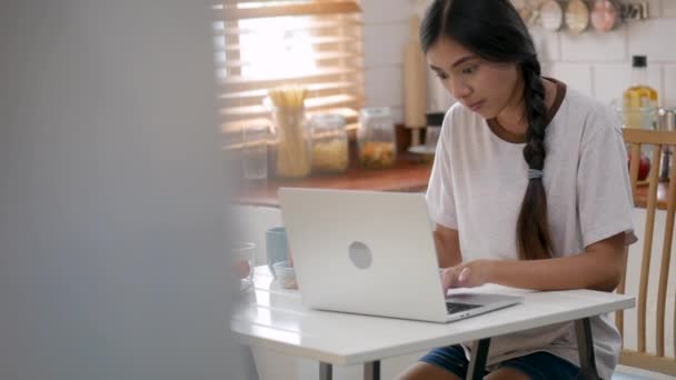 Jovem Mulher Asiática Feliz Sorrindo Usando Laptop Cozinha Casa — Vídeo de Stock