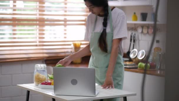 Ung Asiatisk Kvinna Använder Laptop Och Ingredienser För Att Göra — Stockvideo