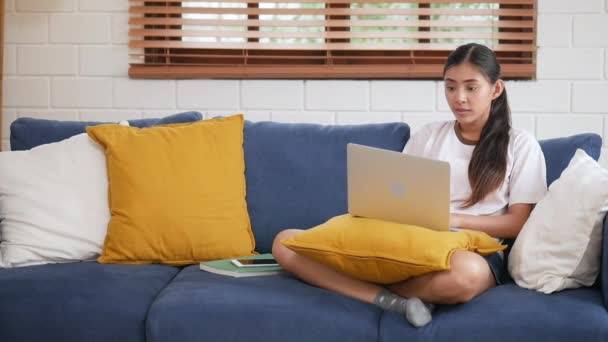 年轻的亚洲妇女成功快乐快乐微笑使用笔记本电脑在客厅的客厅 — 图库视频影像