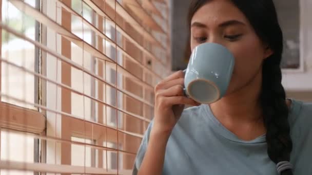 Close Gezicht Aziatische Vrouw Glimlachend Drinken Koffie Naast Raam Thuis — Stockvideo