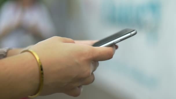 Fechar Mãos Mulher Usando Mensagem Digitação Móvel Smartphone Tela — Vídeo de Stock