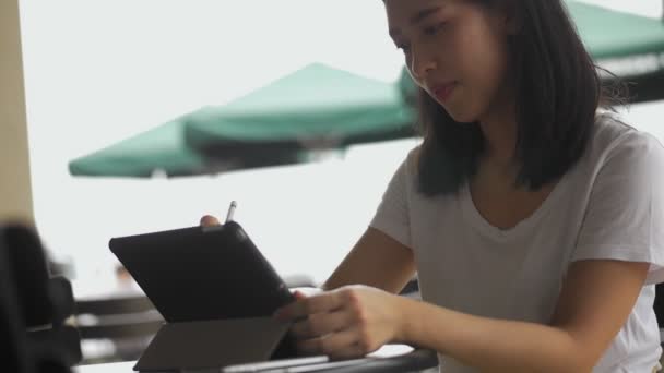 Linda Jovem Asiática Designer Criativo Usando Tablet Planejamento Cafeteria Para — Vídeo de Stock