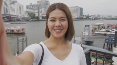 Akıllı telefonda selfie çeken güzel Asyalı bir kadına gülümseyin. Tayland Genç Asyalı kız turist seyahat.