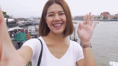 Akıllı telefonda selfie çeken güzel Asyalı bir kadına gülümseyin. Tayland Genç Asyalı kız turist seyahat.